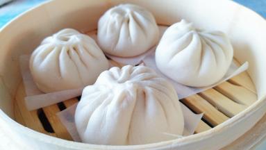 看到包子鼓起来，比原先大1/3就可以蒸了，大火烧开水，蒸8分钟就可以了。