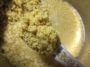 浸泡后的小米发至1.5倍大，沥干水分备用