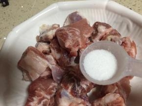 排骨里加入适量盐