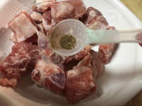 加入少许五香粉