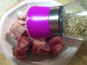 现磨两颗量的白胡椒