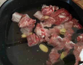 把排骨冷水下锅，加入姜片，料酒焯水个七八分钟，捞出来备用。