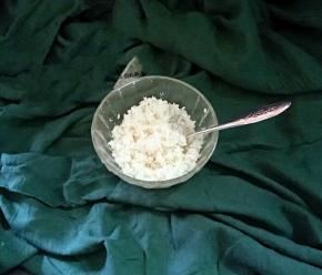 把大米洗净加入香油拌匀，放置十分钟。