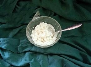 把大米洗净加入香油拌匀，放置十分钟。