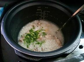 好了之后加入盐，葱花拌匀即可。