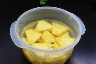 菠萝去皮，切块，放入盐水中浸泡；
