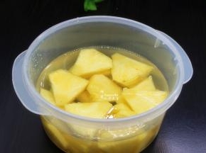 菠萝去皮，切块，放入盐水中浸泡；