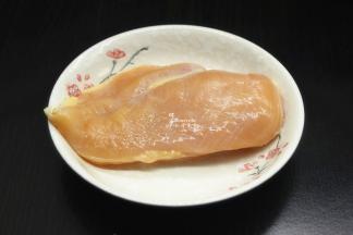 鸡胸肉解冻洗净，沥干水；如果购买的不是冷冻鸡胸肉，可以不需要解冻。