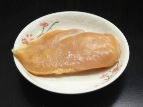鸡胸肉解冻洗净，沥干水；如果购买的不是冷冻鸡胸肉，可以不需要解冻。