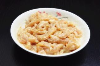鸡胸肉切丝，放盐、油、生抽、生粉拌均腌制；