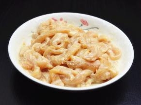 鸡胸肉切丝，放盐、油、生抽、生粉拌均腌制；