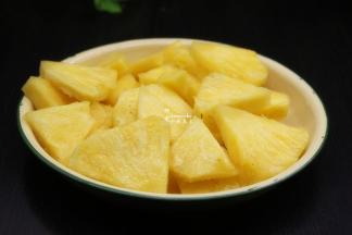 浸泡好的菠萝块，捞出沥干水，待用；