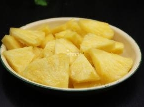 浸泡好的菠萝块，捞出沥干水，待用；