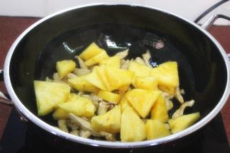 把菠萝块加入，翻炒；要快速翻炒哦。