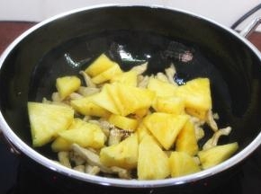 把菠萝块加入，翻炒；要快速翻炒哦。