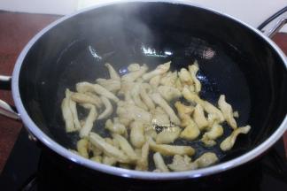 热锅，倒入适量的油，爆炒鸡胸肉条，一定要大火爆炒，这样肉酥嫩滑；