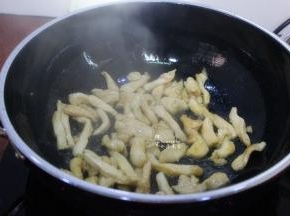 热锅，倒入适量的油，爆炒鸡胸肉条，一定要大火爆炒，这样肉酥嫩滑；