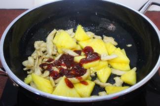 加入番茄酱，迅速翻炒均匀；