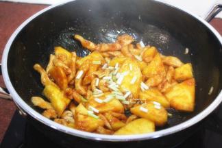 放盐、香葱炒均，美味出锅，酸酸甜甜。