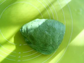 将面团取出，按压排气