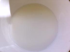 发面的时间来做麻薯，牛奶加砂糖隔水加热至砂糖融化，取出放一旁降至常温