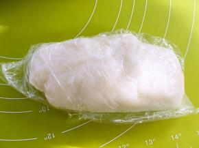 搅拌好的麻薯面团装入保鲜袋，入冰箱冷冻一小会降温