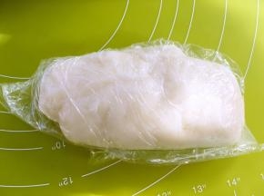 搅拌好的麻薯面团装入保鲜袋，入冰箱冷冻一小会降温