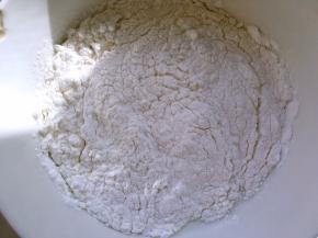 加入水磨糯米粉跟粟粉，搅拌均匀