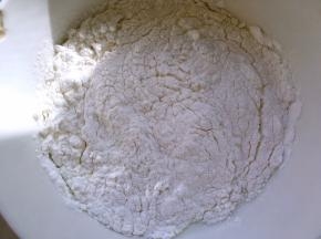 加入水磨糯米粉跟粟粉，搅拌均匀