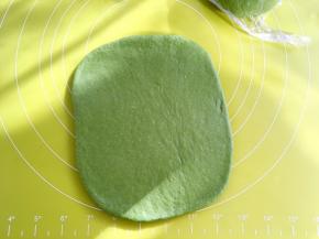 取一份松弛好的面团，尽量擀成长方形