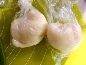 冰箱取出麻薯面团，分成2等份