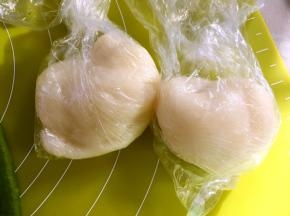 冰箱取出麻薯面团，分成2等份