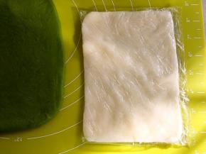 在保鲜袋内擀成比抹茶面团小一点的长方形