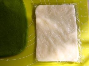 在保鲜袋内擀成比抹茶面团小一点的长方形