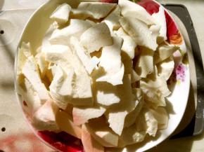 先做香芋馅，香芋去皮切碎块入锅蒸透