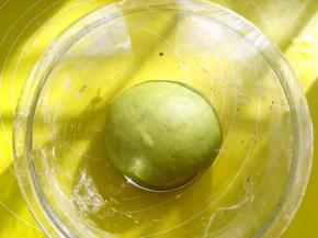 将面团揉均匀放容器内，盖保鲜膜室温发酵至两倍大