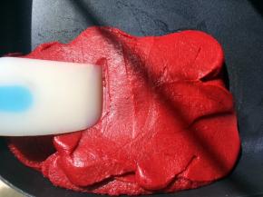 为了颜色好看，我加了甜菜根粉，调成了红色，香芋馅一直翻炒至不粘刮棒即可