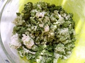 再来做抹茶面团，盆内加入高筋面粉、抹茶粉、砂糖、酵母跟牛奶，和成棉絮状