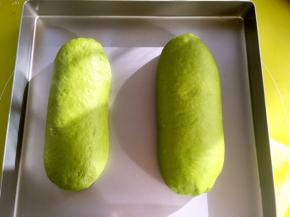 两份都做完后，收口朝下放在烤盘内，二次发酵，我家里室温很高，就盖的保鲜膜室温发酵的