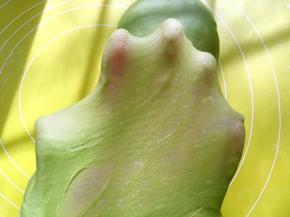 大约推揉15分钟左右，面团筋度变大，切下一小块，可以撑出厚一点的手套膜即可