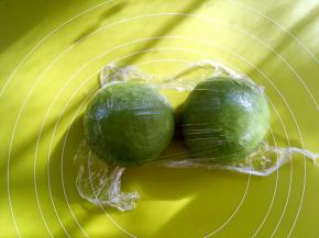 之后均分2份，揉均匀盖保鲜膜松弛15分钟