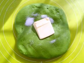 加入盐跟软化的黄油，继续推揉均匀