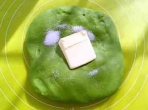加入盐跟软化的黄油，继续推揉均匀