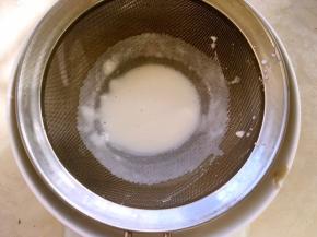 将搅拌好的面糊过筛，避免有面粉颗粒