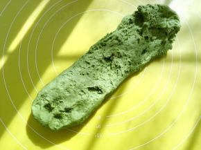 之后倒在揉面垫上，用手掌一直向前推揉，再收回来，就像洗衣服一样