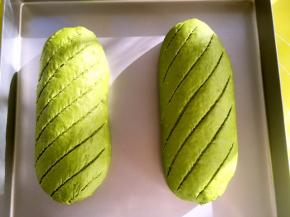 发酵好的面团用锋利的刀片在表面划出自己喜欢花纹，我就斜着划了几条平行线，割包的时候要一步到位，不要一条线划好几刀