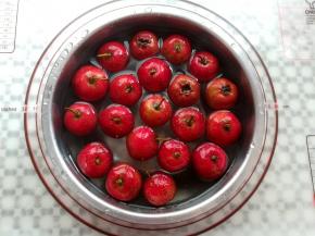 山楂用水反复冲洗干净