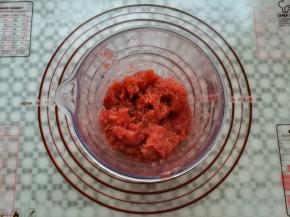 把放凉一点的山楂果酱倒入料理杯