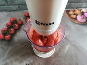 山楂果酱里加入少量的水，用料理棒的快速搅拌功能搅拌几十秒