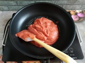 把打好的山楂果酱泥倒入没有油的不粘锅里